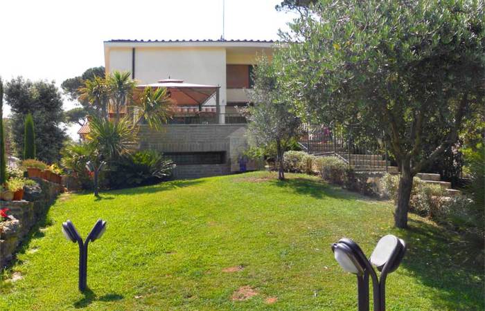 Villa bifamiliare di 200 mq in vendita a Tirrenia