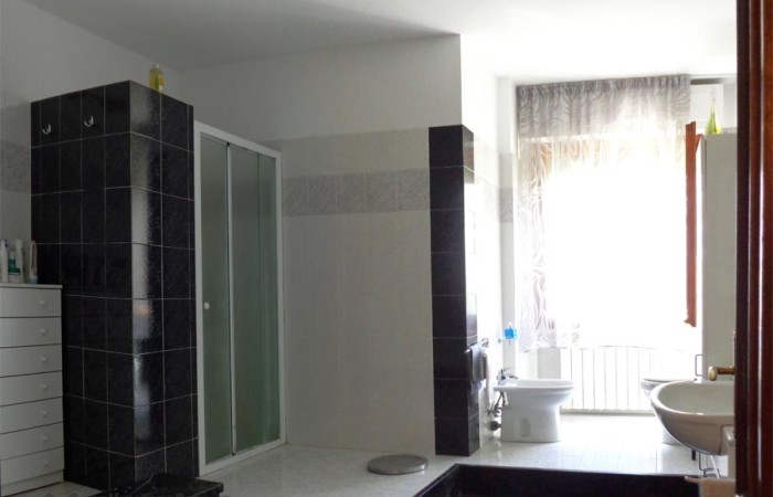 bagno-con-doccia-e-vasca