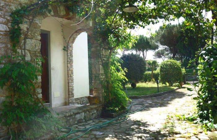vendita-villa-bifamiliare-tirrenia-con-giardino
