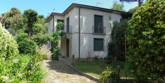 villa bifamiliare con giardino vendita tirrenia