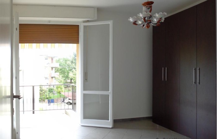 camera-con-balcone-dell'appartamento