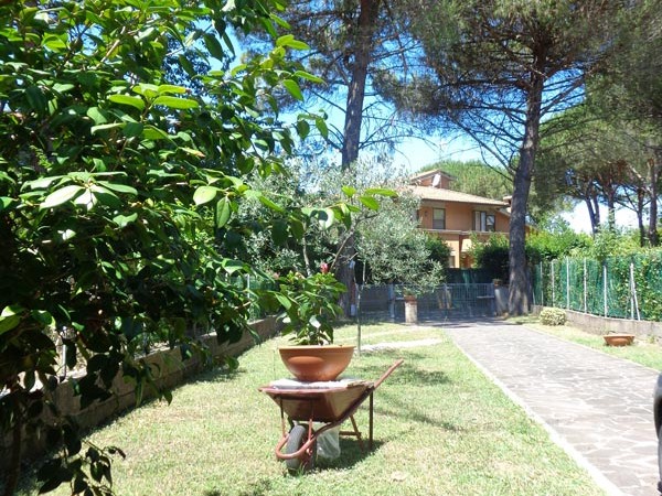 giardino-sul-fronte-del-terratetto-in-barbaricina