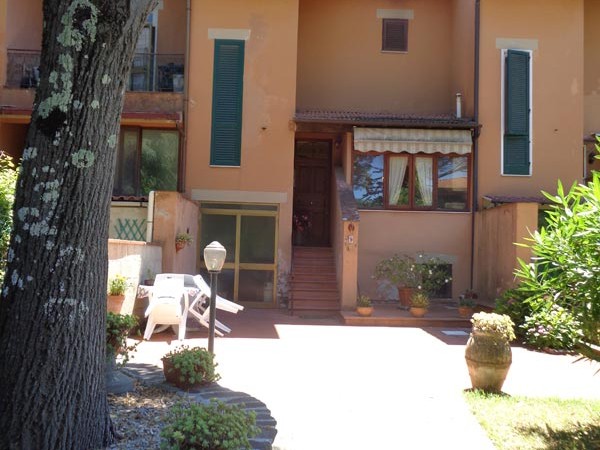 Terratetto in Vendita a Barbaricina, con grande Giardino a due passi dalla clinica