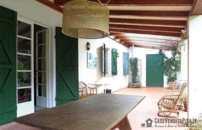 altra-vista-terrazza-esterna-della-villa-a-tirrenia