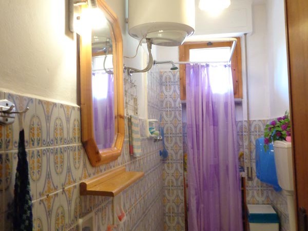 bagno-con-doccia-e-finestra