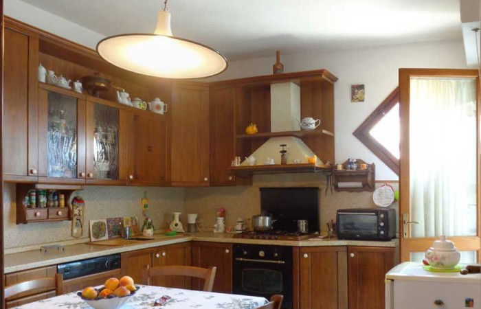 cucina-abitabile-dell'appartamento-con-accesso-al-balcone