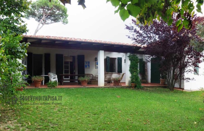 esterno-della-villa-in-vendita-a-tirrenia-con-giardino