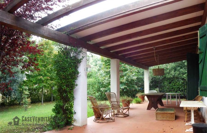 giardino-della-villa-in-vendita-a-tirrenia