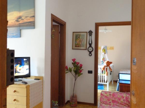 soggiorno-con-ingresso-camera-e-bagno