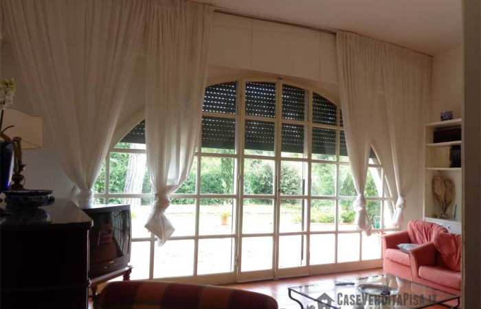 soggiorno-finestrato-2-villa-tirrenia