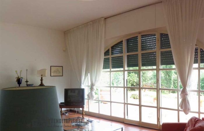 soggiorno-finestrato-villa-tirrenia