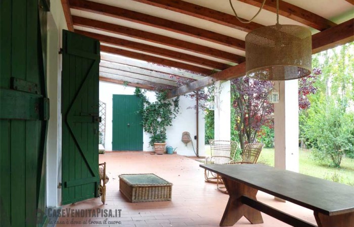 terrazza-esterna-della-villa-a-tirrenia