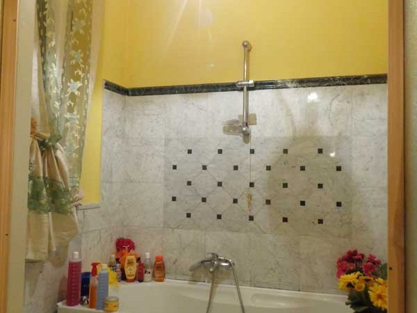 bagno-con-finestra-dell'appartamento-lungarno