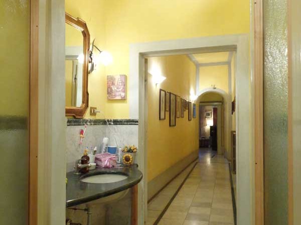 bagno-vista-corridoio-dell'appartamento
