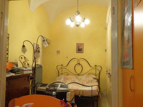 camera-da-letto-con-affaccio-sul-retro