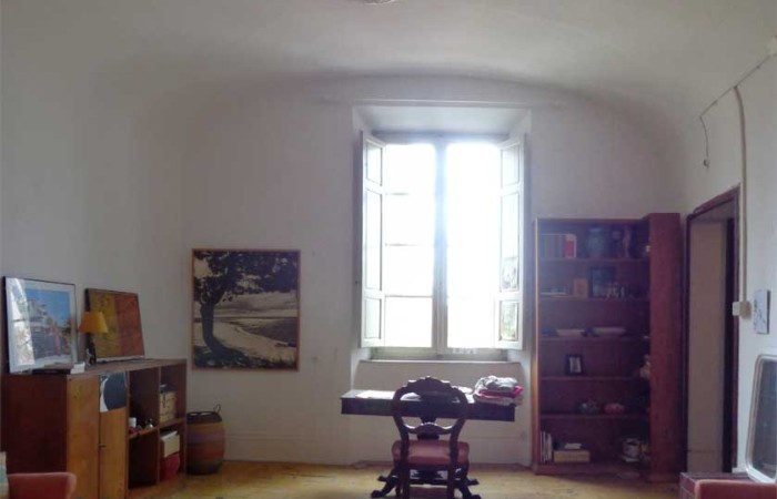 camera-da-letto-con-affaccio-sulla-piazza