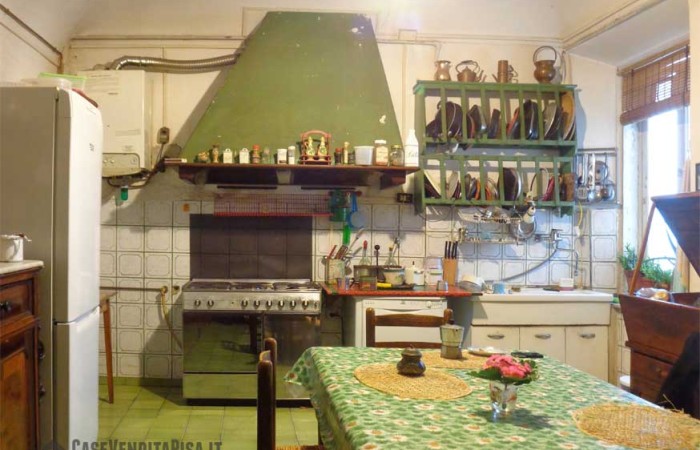 cucina-abitabile-con-grande-dispensa-e-bagnetto