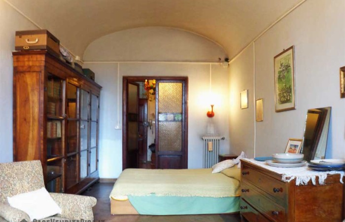 seconda camera-matrimoniale-con-vista-sulla-piazza