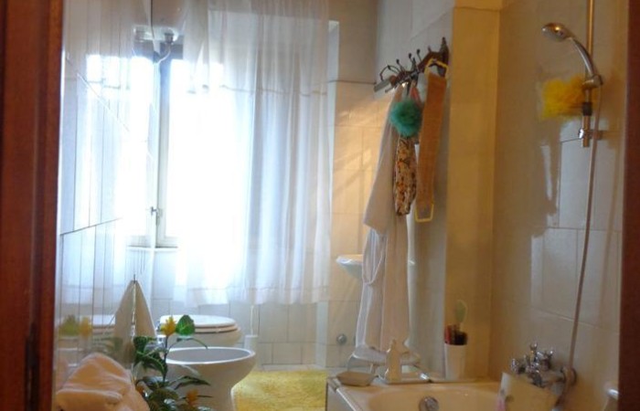 bagno con vasca e finestra