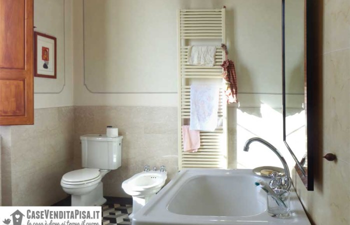 altra-vista-bagno-primo-piano