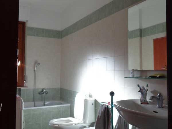 bagno-con-vasca-e-finestra