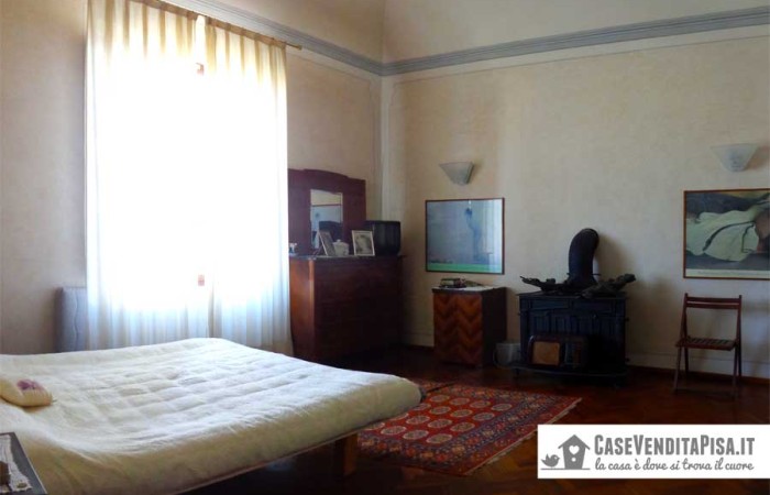 camera-con-camino-al-primo-piano