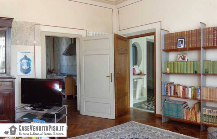 soggiorno-con-accesso-alla-cucina-e-al-disimpegno-del-primo-piano