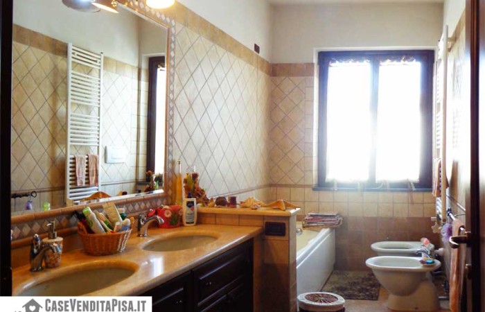 bagno-con-idromassaggio-e-finestra