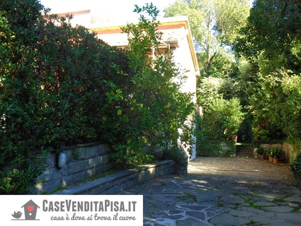 villa-con-accesso-al-garage-e-al-giardino-sul-retro