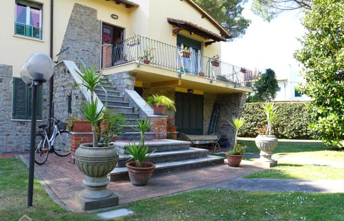 Villa duplex con giardino in vendita a Tirrenia