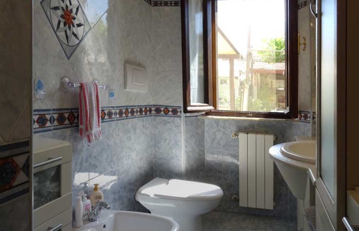 terratetto-vendita-colignola-bagno-con-doccia