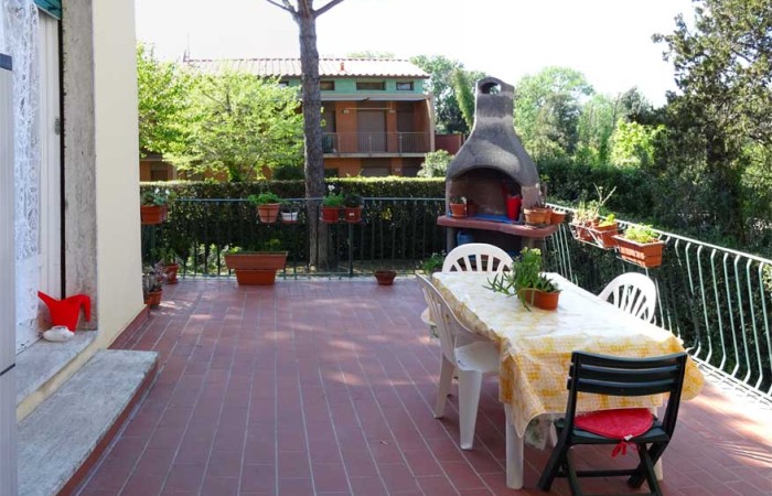 terrazza-sul-retro-con-forno