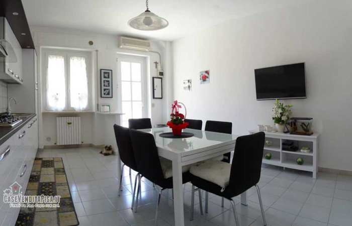 cucina-con-accesso-dal-retro-del-terratetto-a-vecchiano