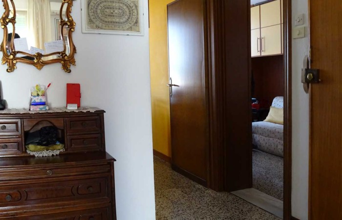 ingresso-vista-cucina-e-seconda-camera