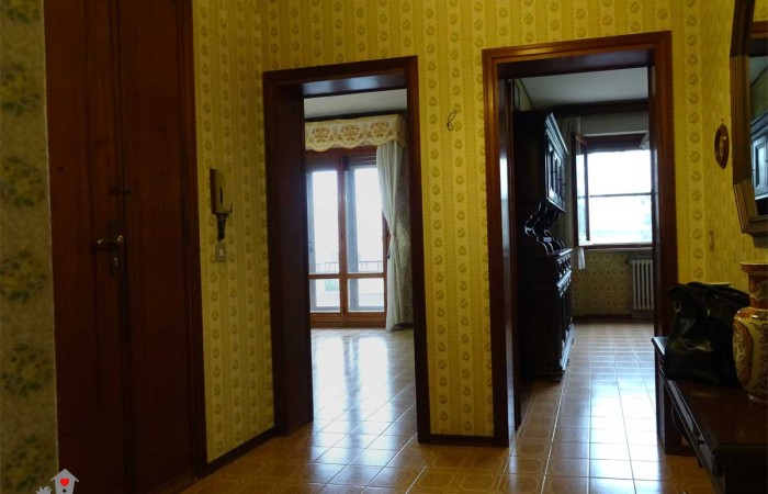 ingresso-con-vista-soggiorno-e-pranzo