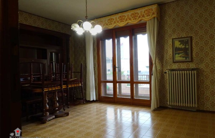 soggiorno-con-balcone-adiacente-la-cucina