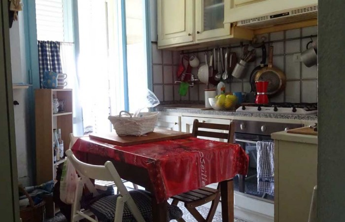 cucina-con-balcone-e-ripostiglio