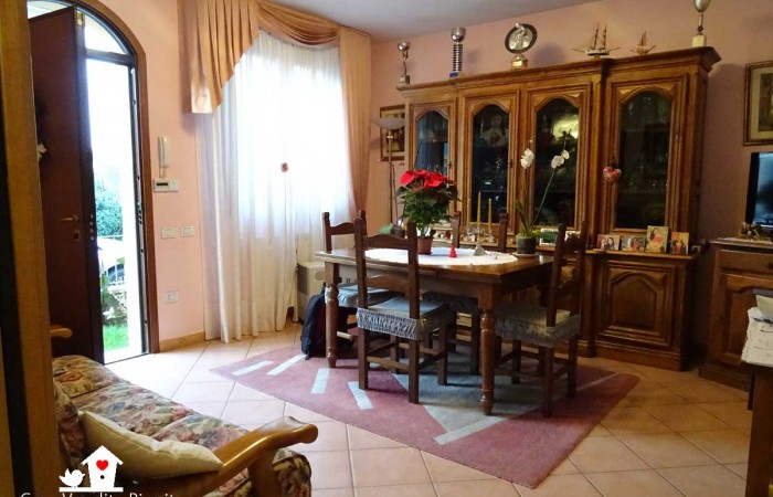 Villetta angolare in vendita a Nodica con giardino, 3 camere, 2 bagni